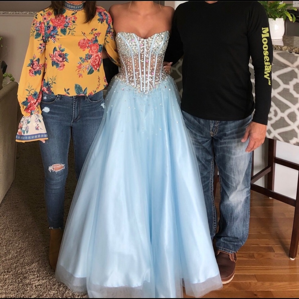 Prom dress - Picture 1 of 2